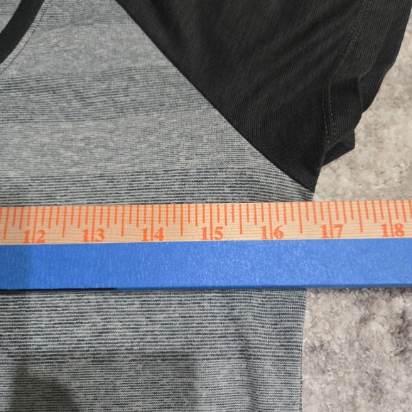 The North Face FlashDry Athletic Top Small Gray Black Running Tee - Picture 3 of 12
